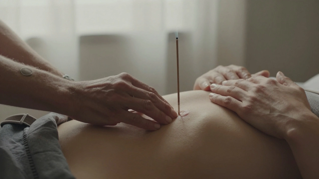 Dvě ruce – jedna terapeuty, jedna pacientky – se blíží k jizvě, ale neji jí dotýkají, jemné osvětlení.