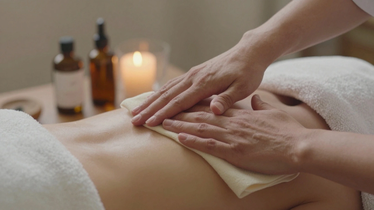 Ruce provádějí vrstvené doteky na zádech s teplými ručníky a přírodními oleji.